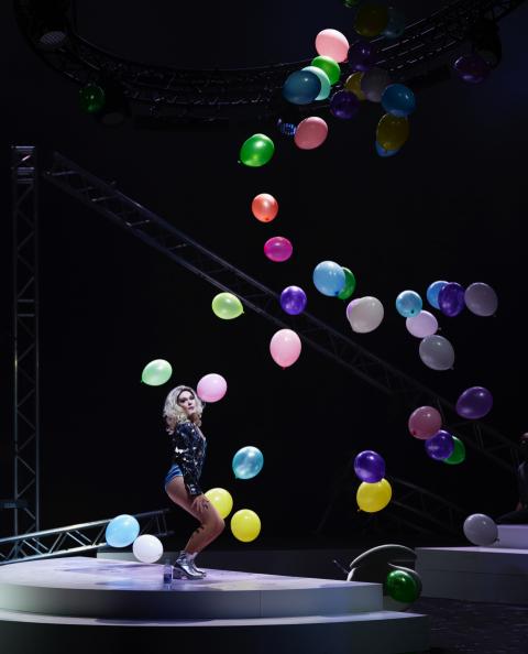 Dekonstruierter Bühnenraum mit der British Dancing Girl in der Szene „I must have been hysterical“ aus John Adams' Oper The Death of Klinghoffer. Bühnenbild von Sophia Schneider an der NorrlandsOperan.