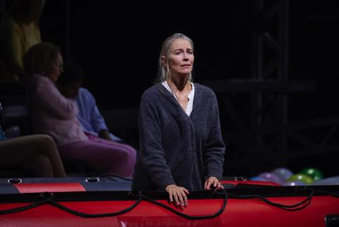 Mrs. Klinghoffer als Geisel in einem Rettungsboot in John Adams' The Death of Klinghoffer.